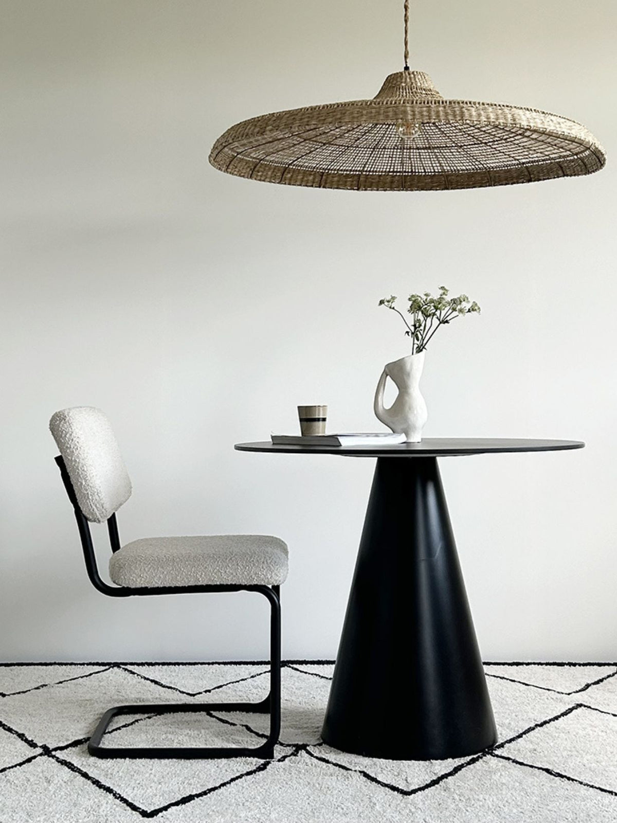 Chaise en tissu bouclette, Capsule