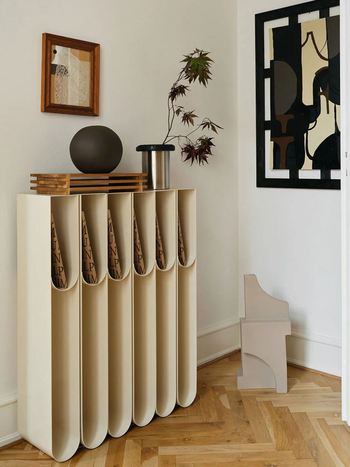 Curved pedestal in metal, Curved