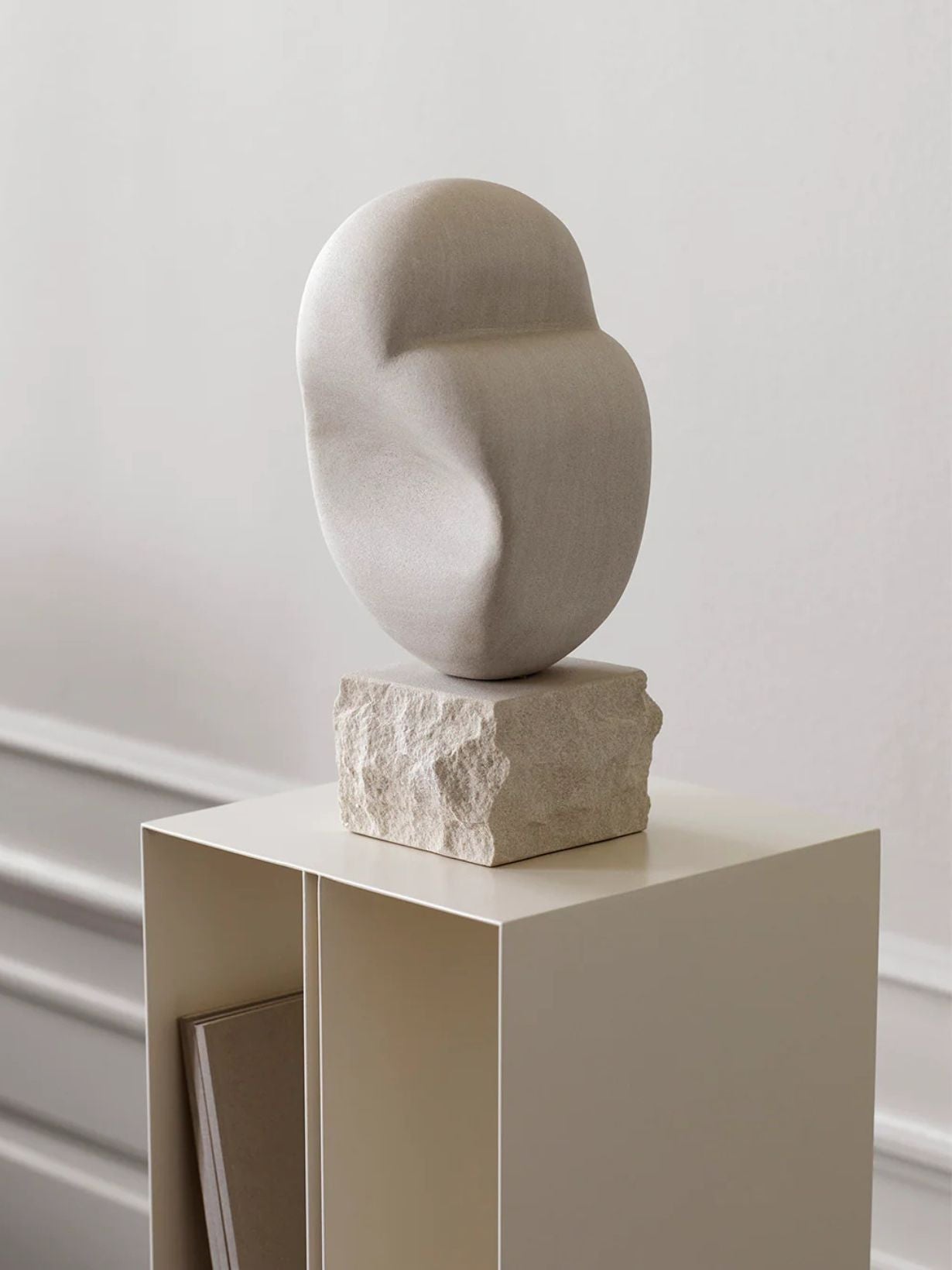 Curved pedestal in metal, Curved