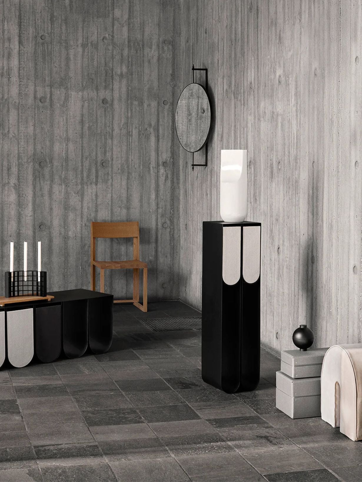 Curved pedestal in metal, Curved