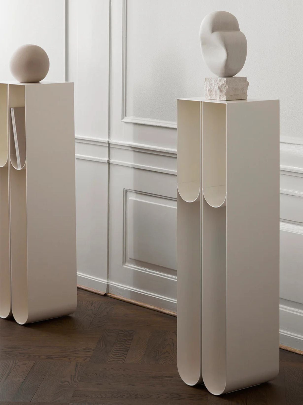 Curved pedestal in metal, Curved