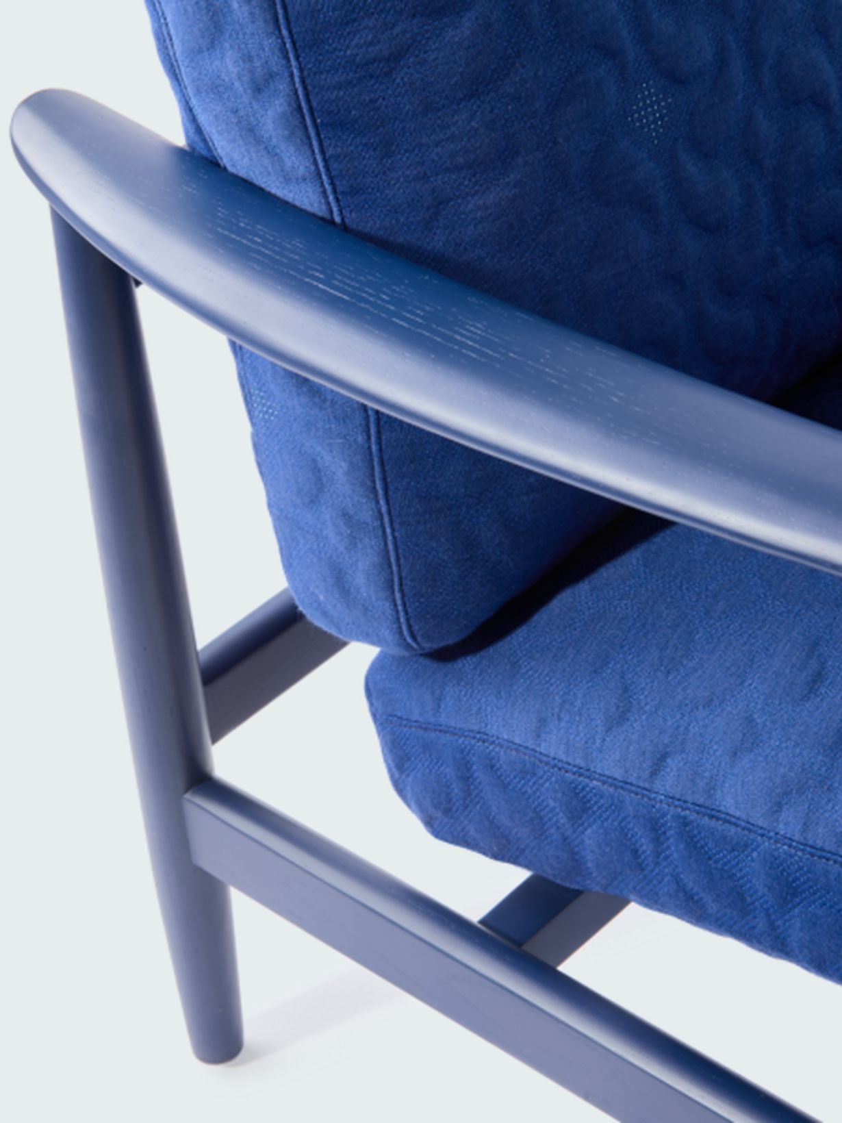 Fauteuil bleu en frêne, Swell Todd