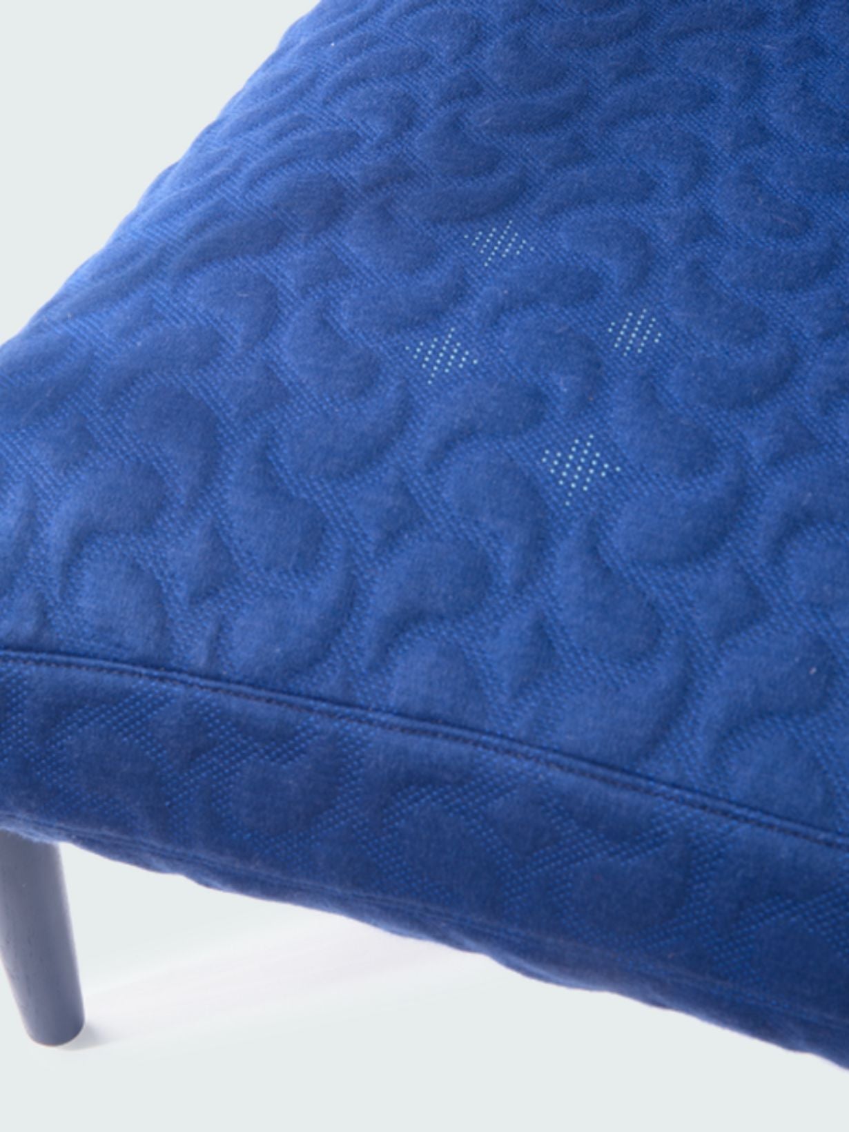 Fauteuil bleu en frêne, Swell Todd