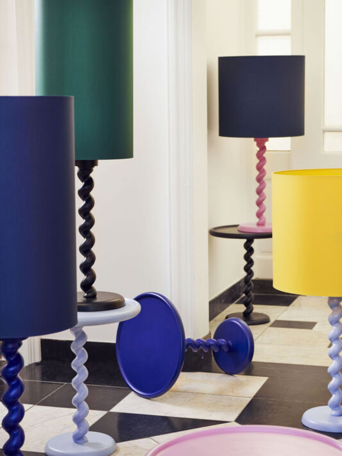 Grande lampe pied bleu foncé et abat-jour jaune, Twister Ø35cm