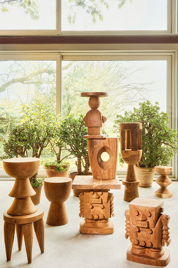 Guéridon en bois sculpté, Robot