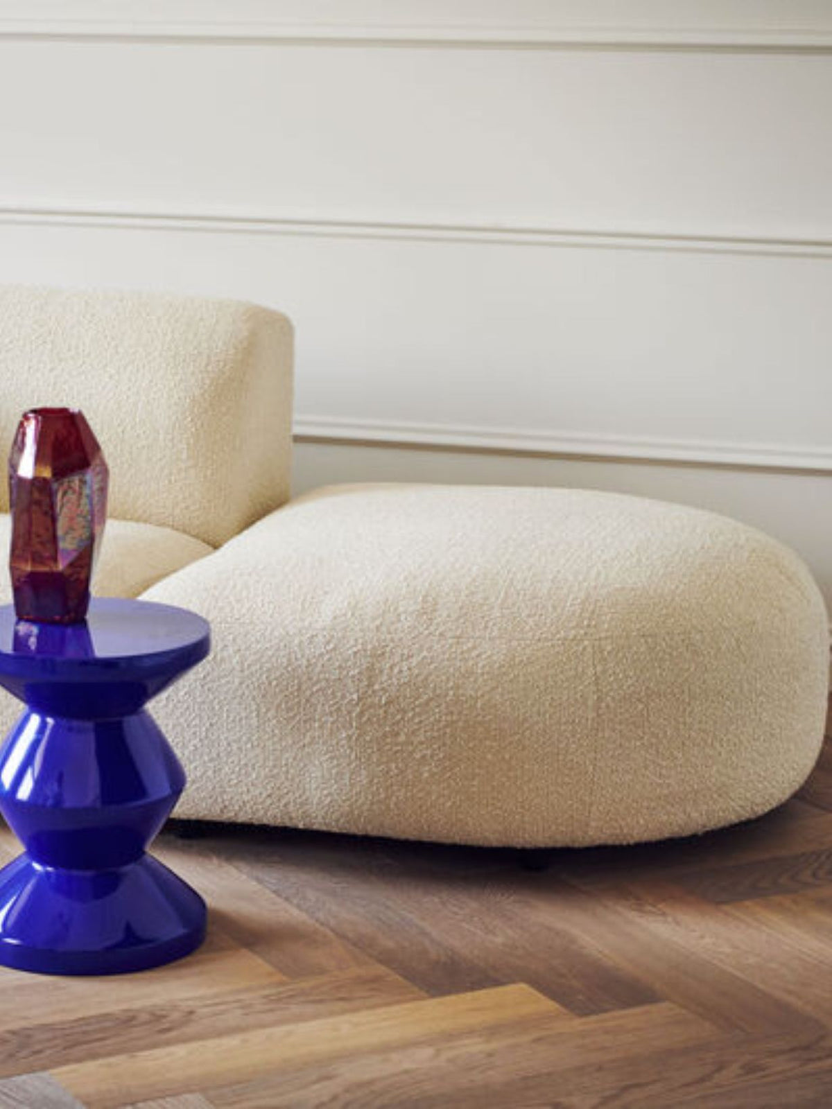 Pouf côté droit en tissu blanc bouclette, Module Boucle