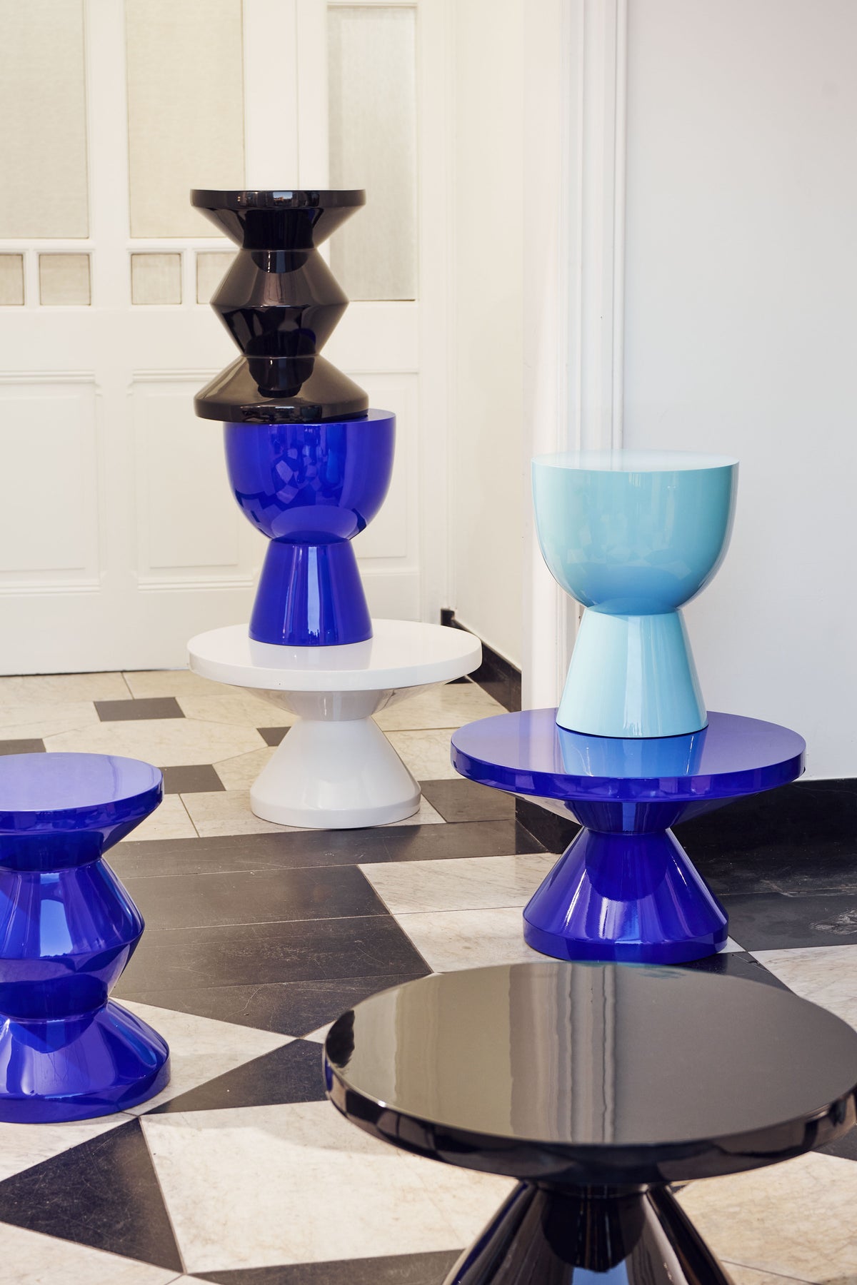 Table basse ronde en polyester laqué, Zig Zag