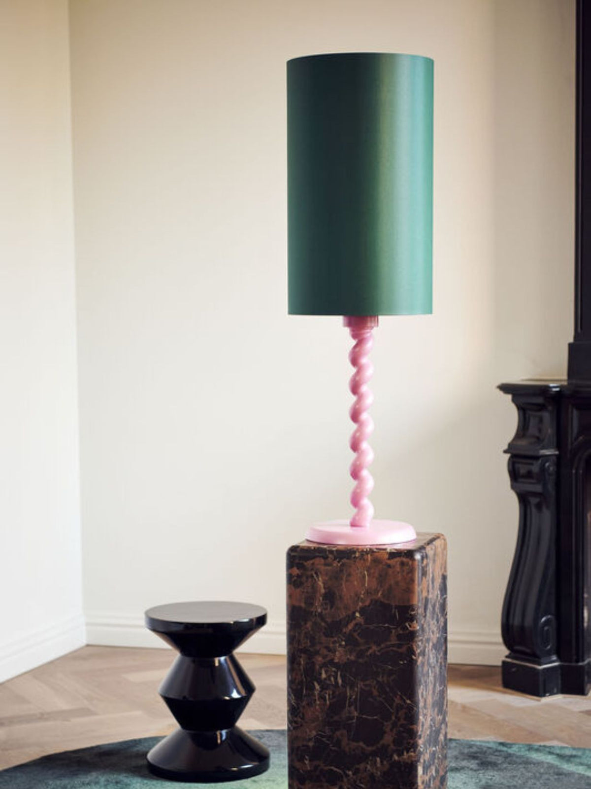 Grande lampe avec pied rose et abat-jour vert, Twister Ø35cm