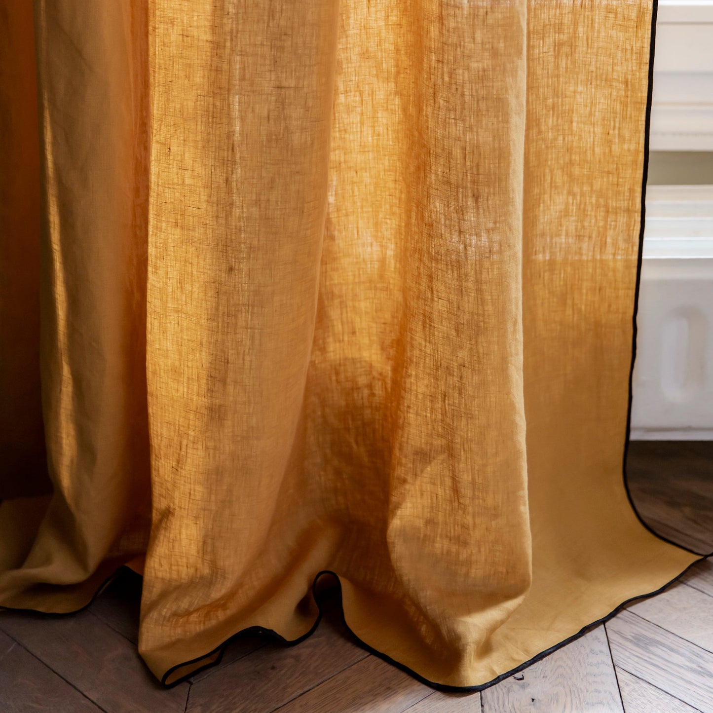 Rideau panneau CARLINA ocre et bourdon noir | mobile_slider