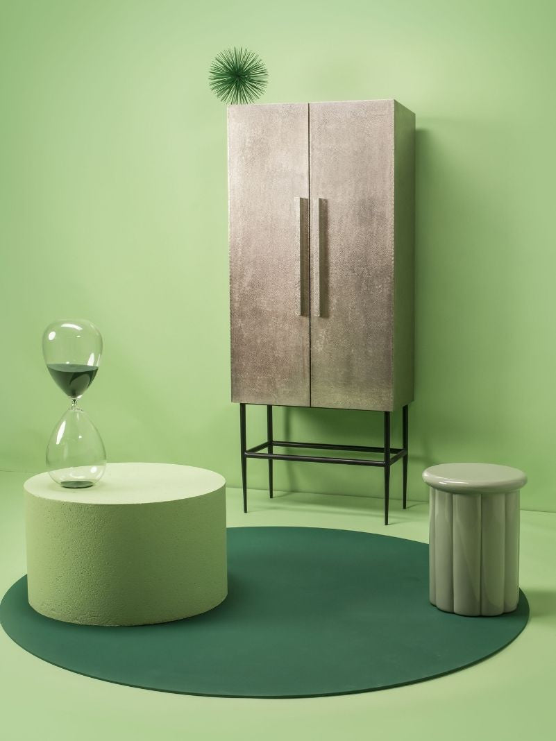 Tabouret laqué vert olive, Roman