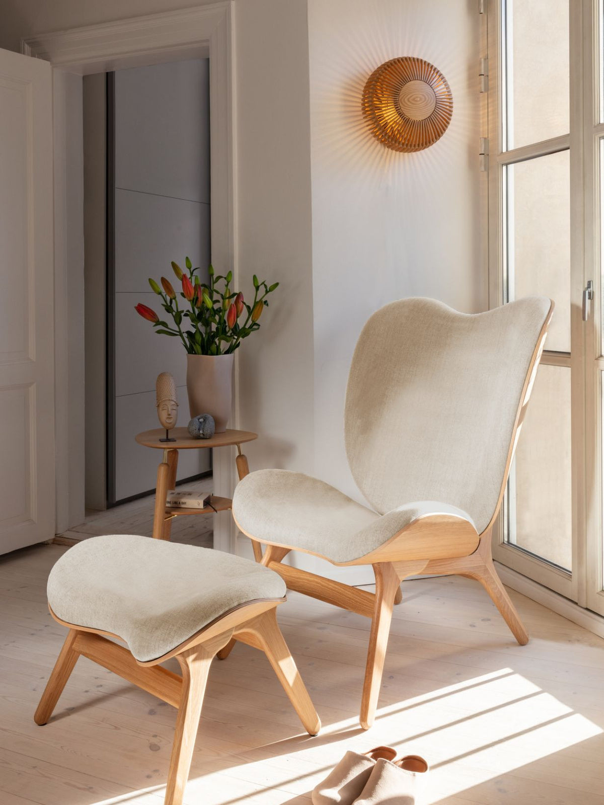 Repose-pieds en chêne clair, A Conversation Piece Ottoman