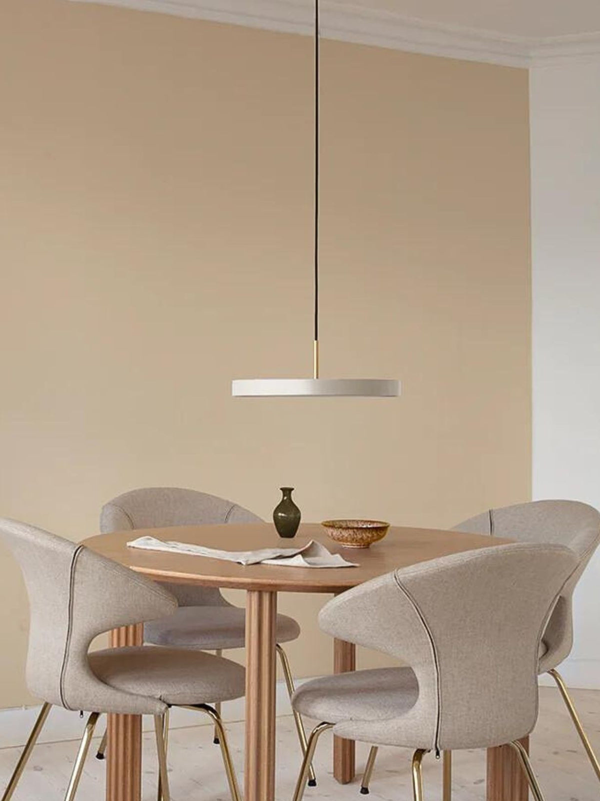 Suspension LED blanc perle avec détail en laiton, Asteria